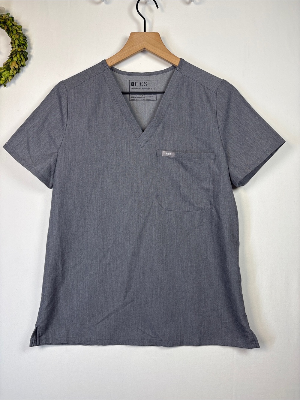 FIGS Technical Collection Caterina Gray V-Neck One Pocket Scrub Top size small